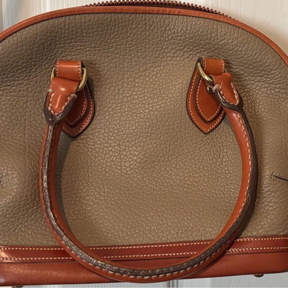 Excellent condition!Dooney & Burke Classic Brown Leather Women's Bag/Not 1 stain - Picture 5 of 7
